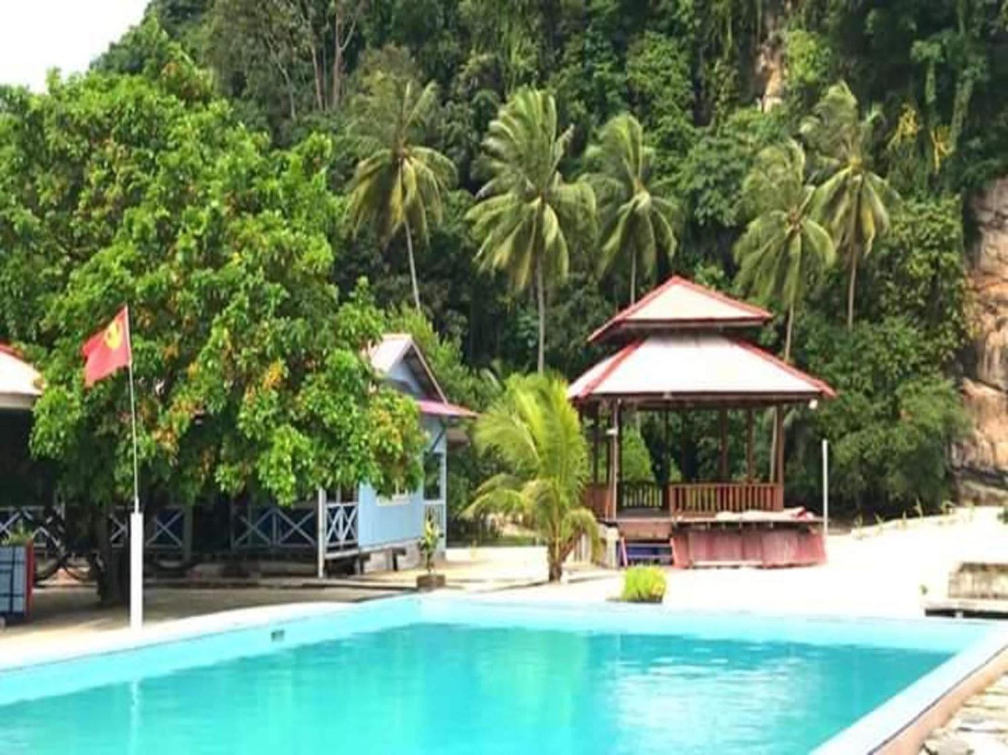 Capital O 91017 Tuba Beach Resort @ Pulau Tuba Kuah Extérieur photo